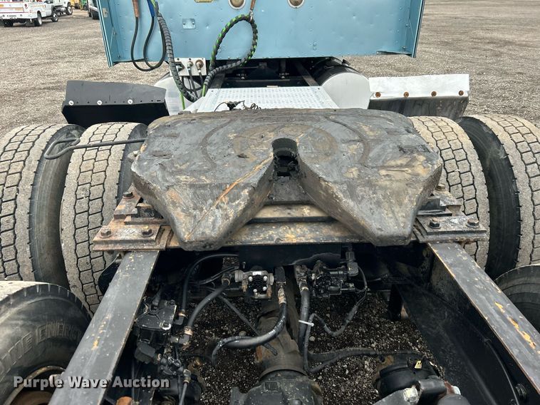 image for item KH9664 2000 International 9900i  semi truck