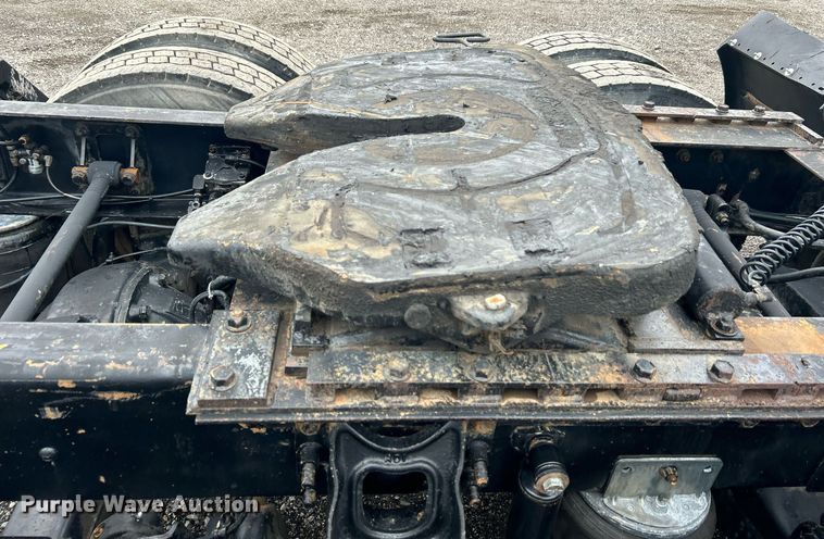 image for item KH9664 2000 International 9900i  semi truck