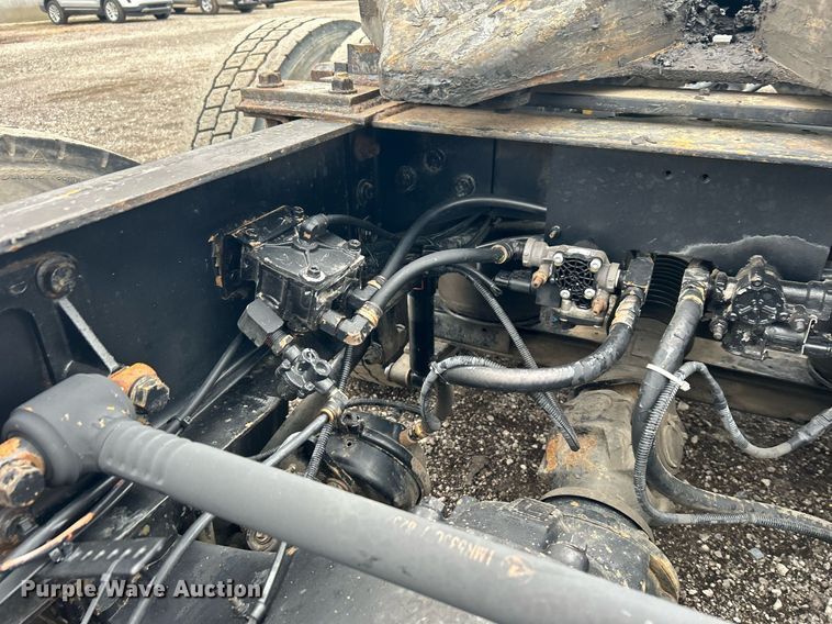 image for item KH9664 2000 International 9900i  semi truck