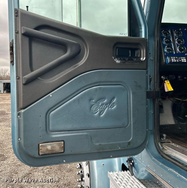 image for item KH9664 2000 International 9900i  semi truck