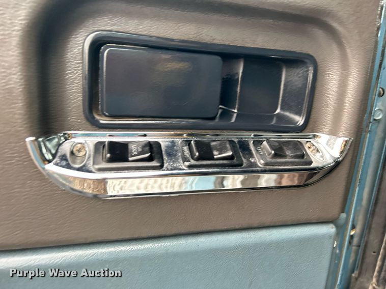 image for item KH9664 2000 International 9900i  semi truck