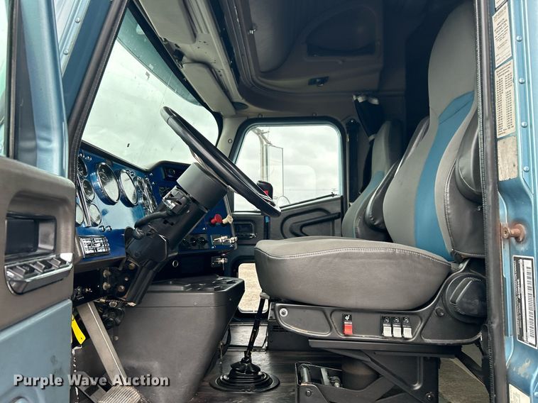 image for item KH9664 2000 International 9900i  semi truck