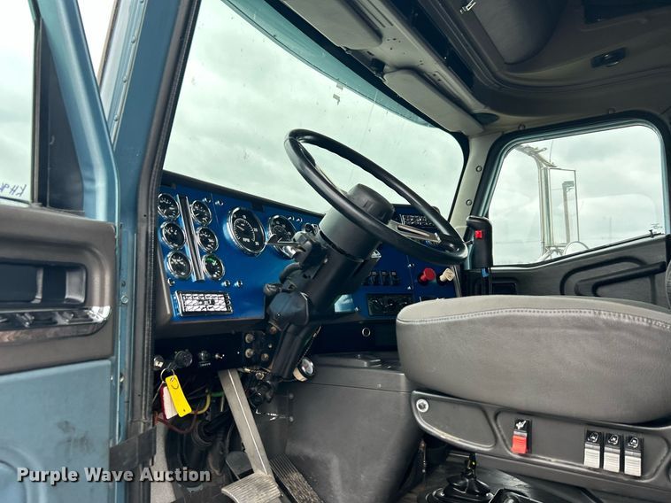 image for item KH9664 2000 International 9900i  semi truck