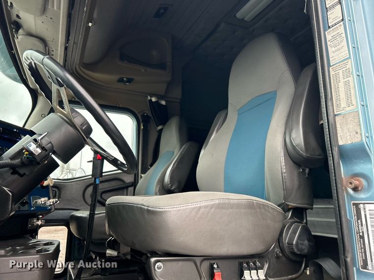 image for item KH9664 2000 International 9900i  semi truck