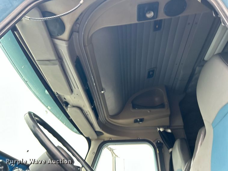 image for item KH9664 2000 International 9900i  semi truck