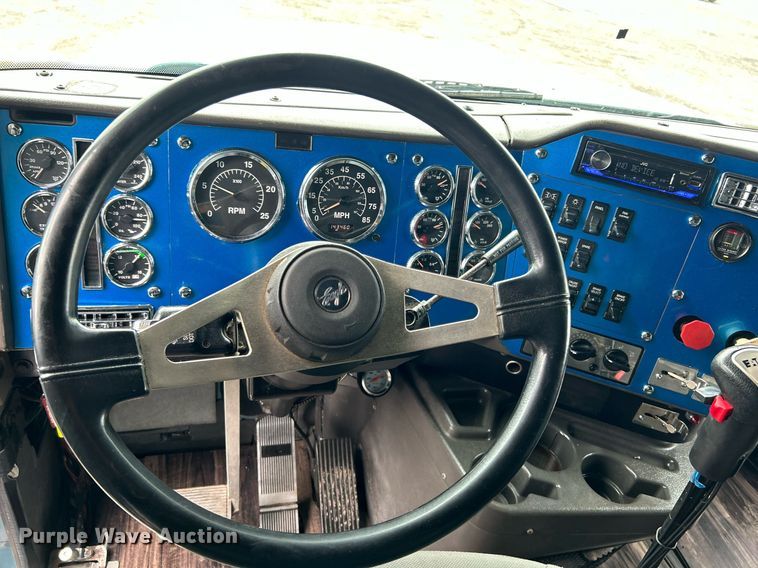 image for item KH9664 2000 International 9900i  semi truck