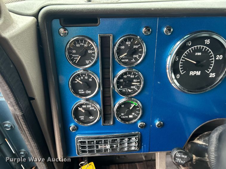 image for item KH9664 2000 International 9900i  semi truck