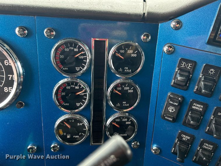 image for item KH9664 2000 International 9900i  semi truck