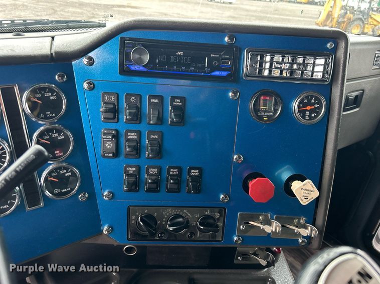 image for item KH9664 2000 International 9900i  semi truck