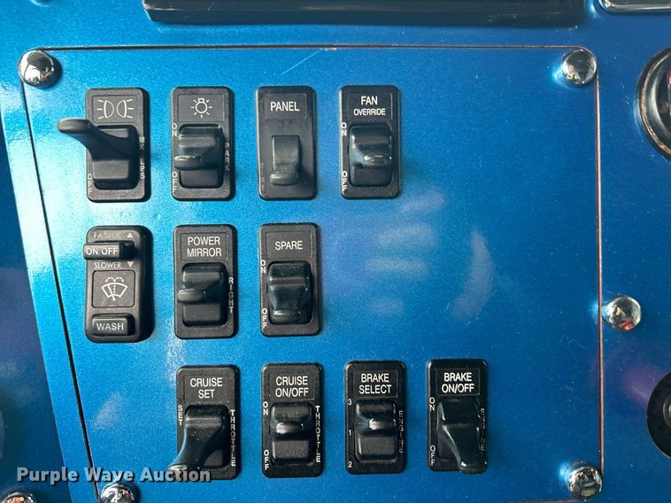 image for item KH9664 2000 International 9900i  semi truck