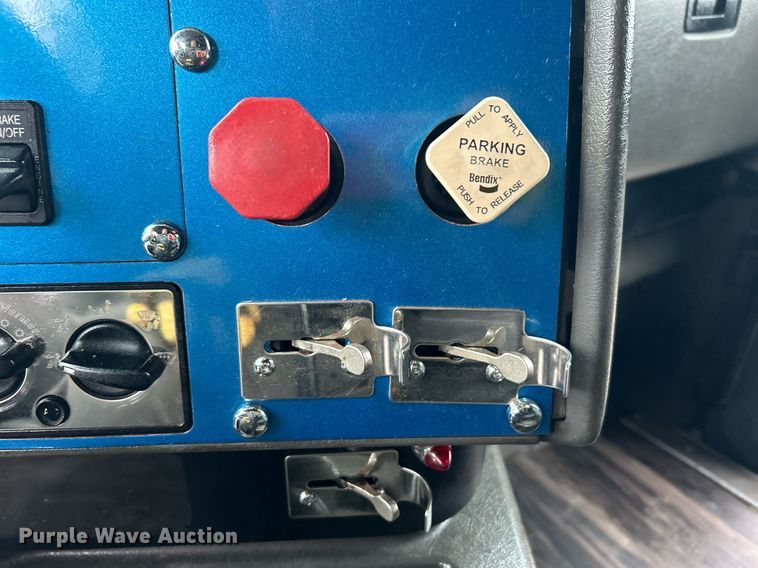 image for item KH9664 2000 International 9900i  semi truck