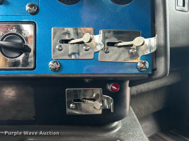 image for item KH9664 2000 International 9900i  semi truck