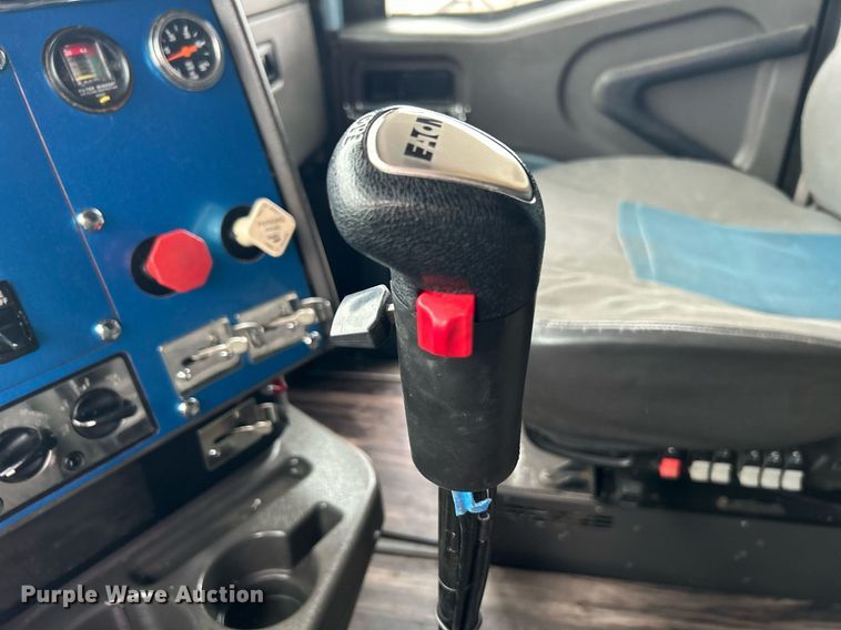 image for item KH9664 2000 International 9900i  semi truck