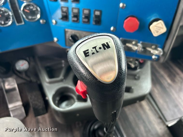 image for item KH9664 2000 International 9900i  semi truck