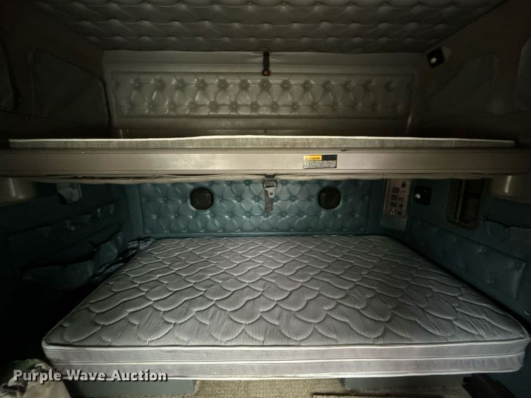 image for item KH9664 2000 International 9900i  semi truck