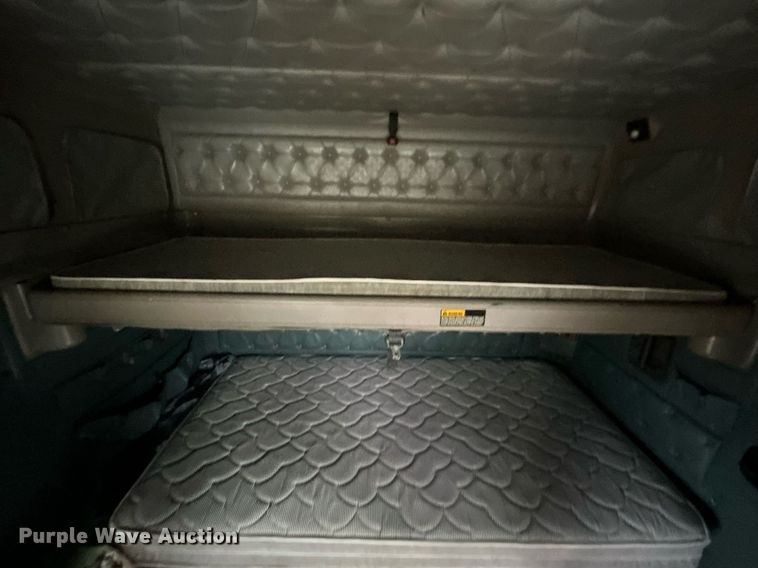 image for item KH9664 2000 International 9900i  semi truck