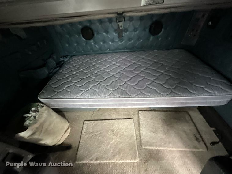 image for item KH9664 2000 International 9900i  semi truck