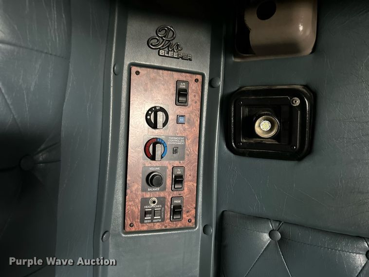 image for item KH9664 2000 International 9900i  semi truck