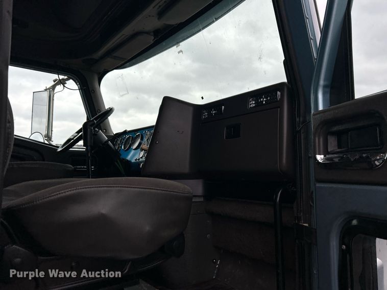 image for item KH9664 2000 International 9900i  semi truck