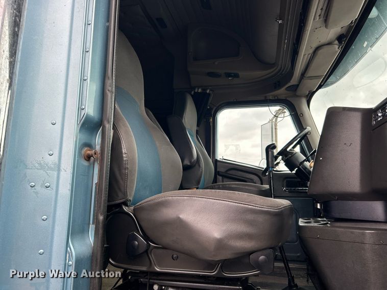 image for item KH9664 2000 International 9900i  semi truck