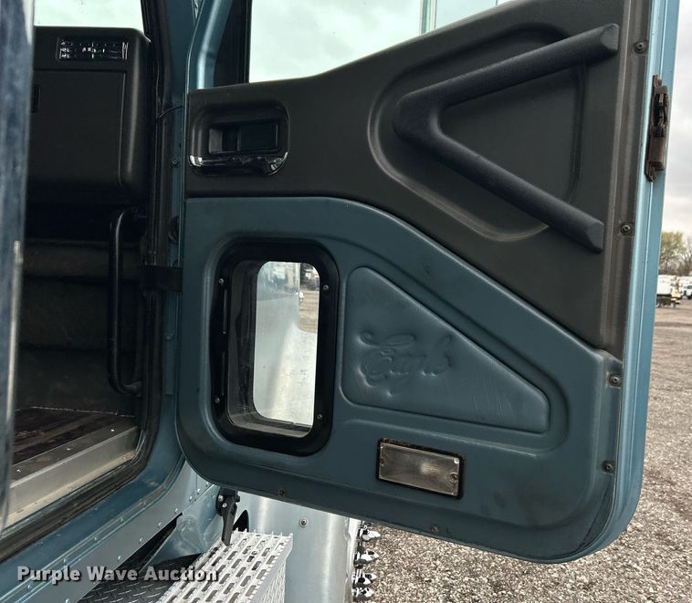 image for item KH9664 2000 International 9900i  semi truck