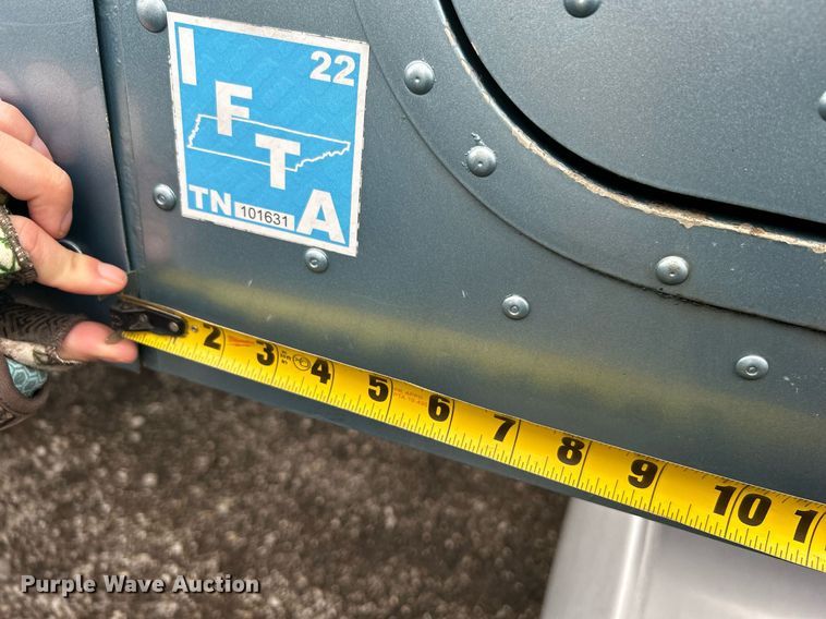 image for item KH9664 2000 International 9900i  semi truck