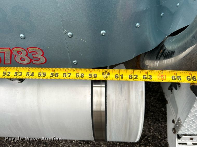 image for item KH9664 2000 International 9900i  semi truck