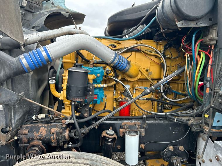 image for item KH9664 2000 International 9900i  semi truck