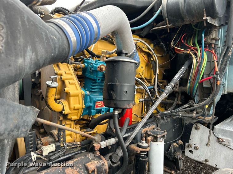 image for item KH9664 2000 International 9900i  semi truck