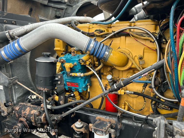 image for item KH9664 2000 International 9900i  semi truck