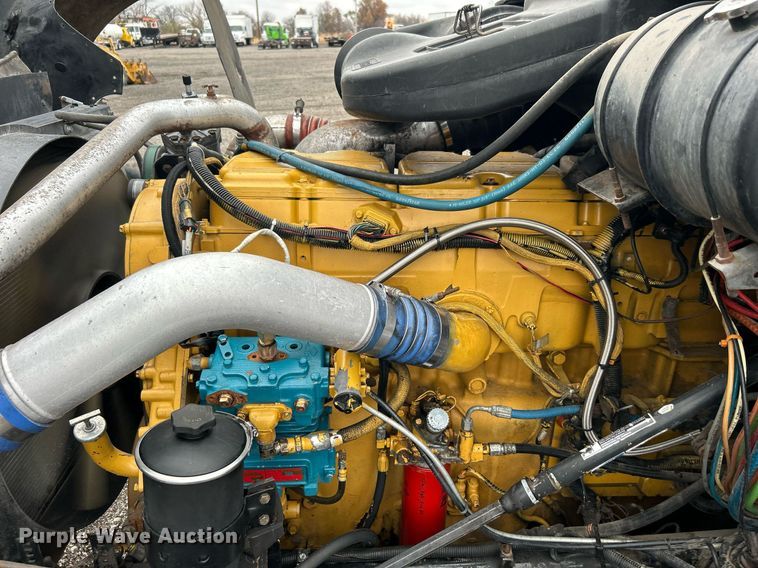 image for item KH9664 2000 International 9900i  semi truck