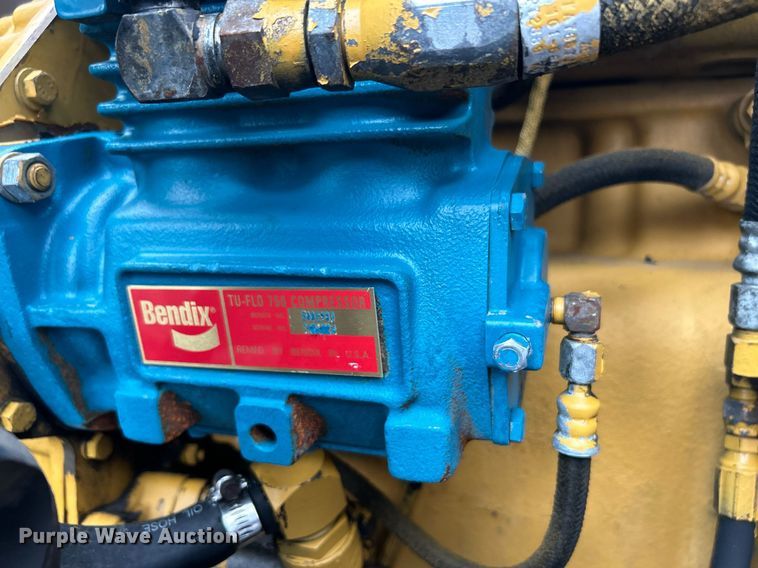 image for item KH9664 2000 International 9900i  semi truck