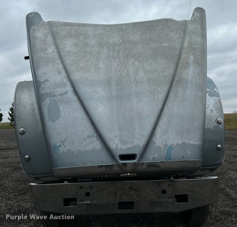 image for item KH9664 2000 International 9900i  semi truck