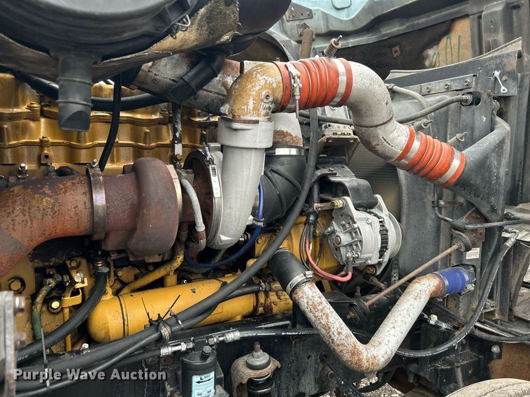 image for item KH9664 2000 International 9900i  semi truck