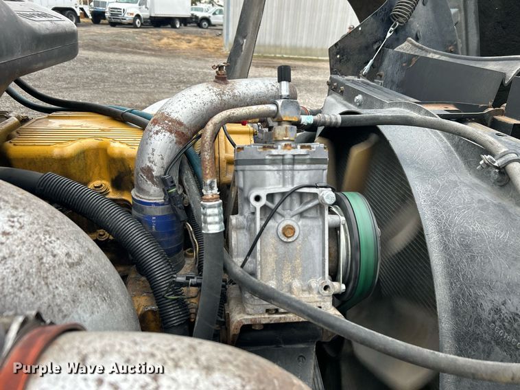 image for item KH9664 2000 International 9900i  semi truck