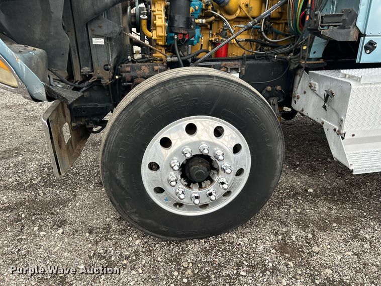 image for item KH9664 2000 International 9900i  semi truck