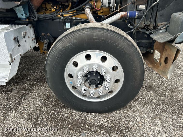 image for item KH9664 2000 International 9900i  semi truck