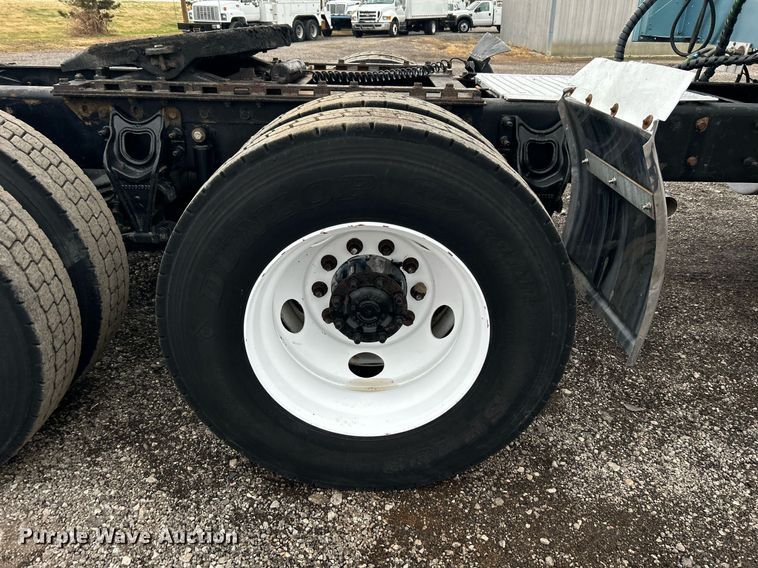 image for item KH9664 2000 International 9900i  semi truck