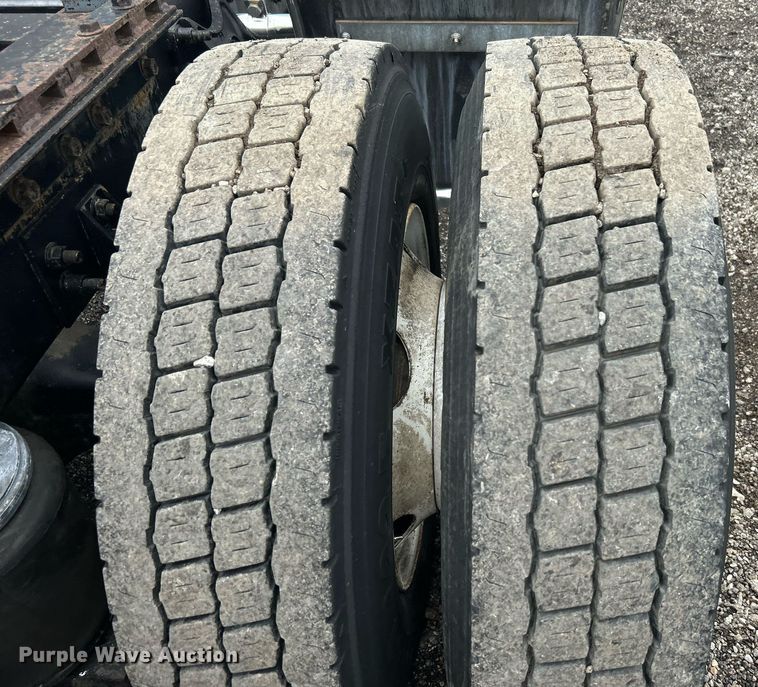 image for item KH9664 2000 International 9900i  semi truck