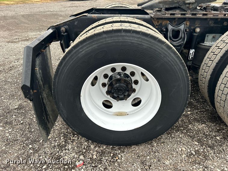 image for item KH9664 2000 International 9900i  semi truck