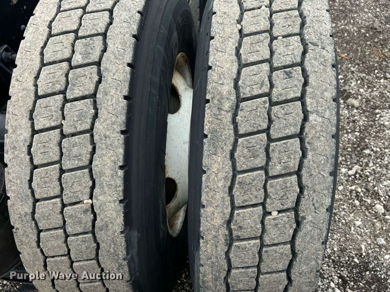 image for item KH9664 2000 International 9900i  semi truck