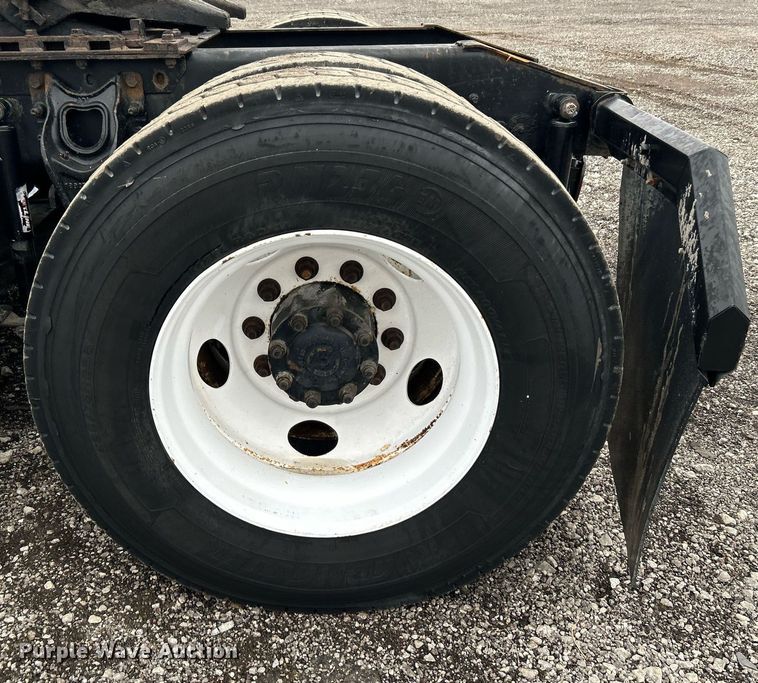 image for item KH9664 2000 International 9900i  semi truck