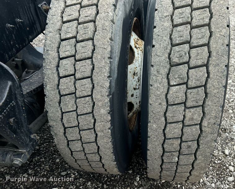 image for item KH9664 2000 International 9900i  semi truck