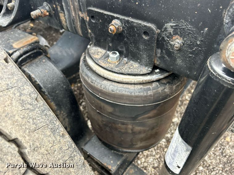 image for item KH9664 2000 International 9900i  semi truck