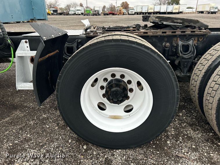 image for item KH9664 2000 International 9900i  semi truck