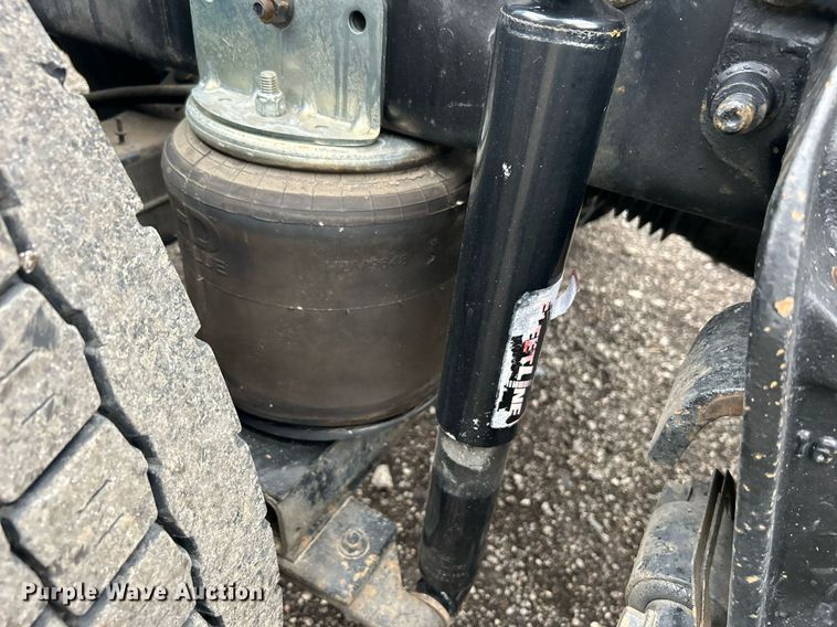 image for item KH9664 2000 International 9900i  semi truck