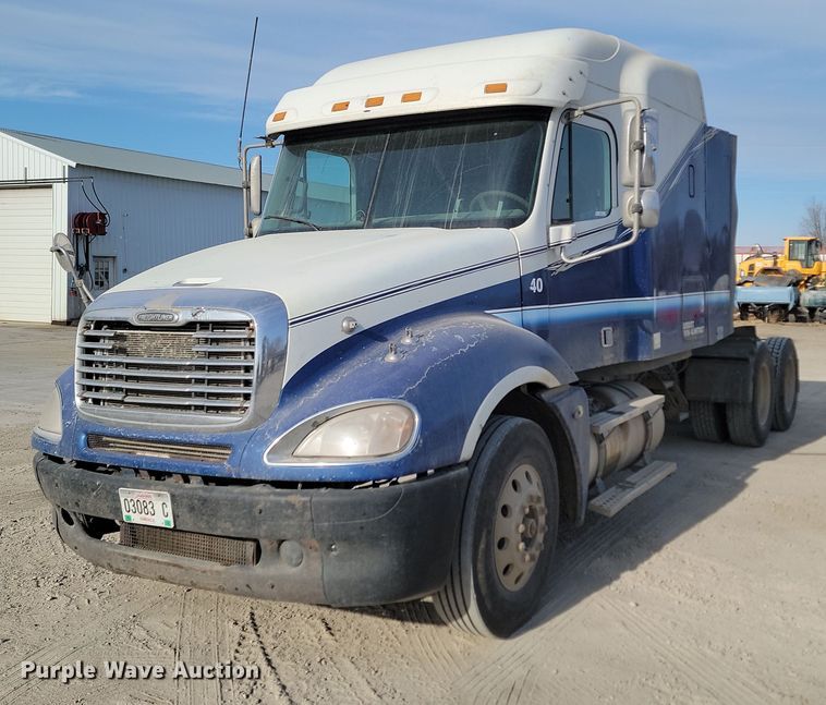 image for item KU9010 2004 Freightliner Columbia  semi truck