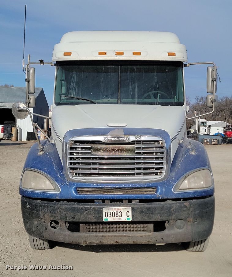 image for item KU9010 2004 Freightliner Columbia  semi truck