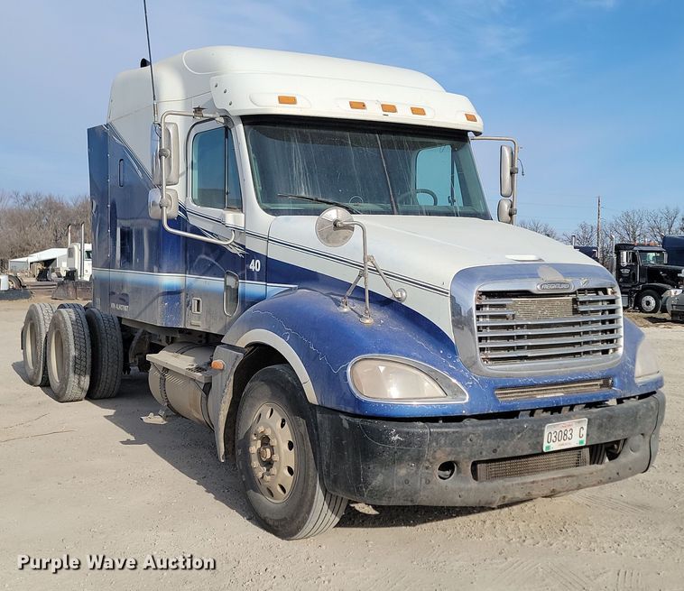 image for item KU9010 2004 Freightliner Columbia  semi truck