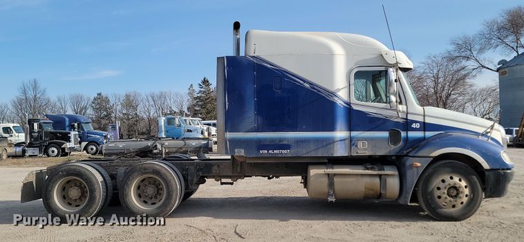 image for item KU9010 2004 Freightliner Columbia  semi truck